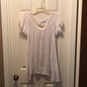 Seven7 White top w/asymmetric hem Sz L